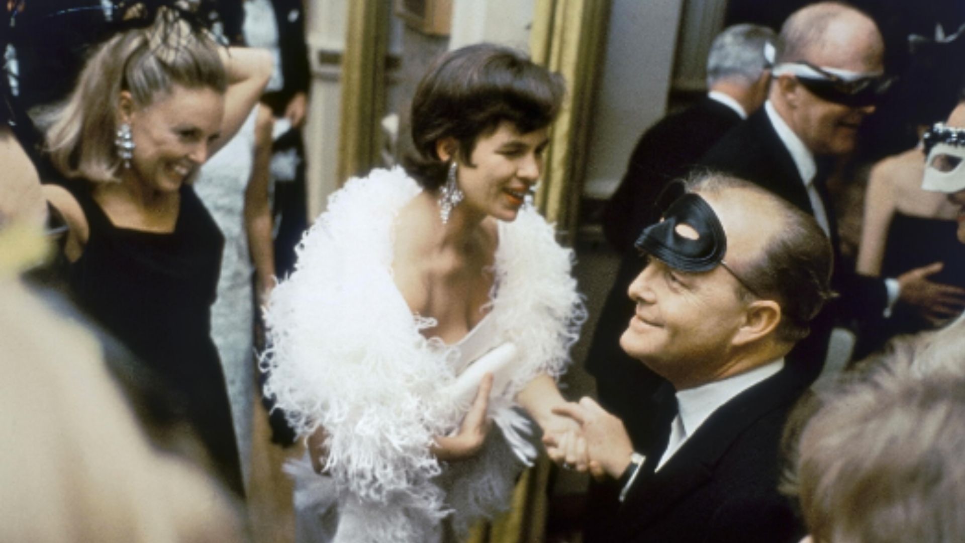 Truman Capote y el imperio de sus "cisnes": la fascinante historia de las musas a las que inmortalizó y después traicionó, entre ellas, "la primera influencer del mundo"