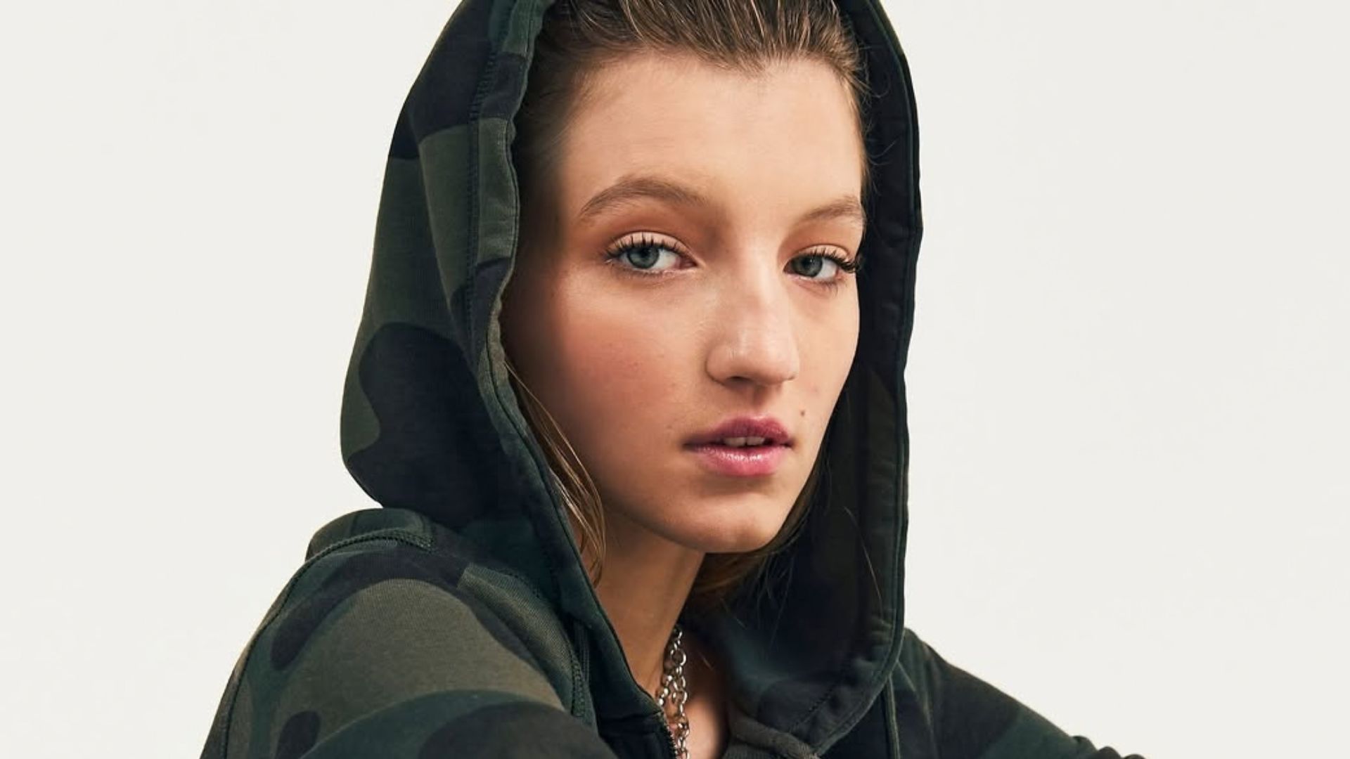 Las nuevas fotos de Allegra Cubero como modelo que volvieron a sorprender por su parecido con Nicole Neumann