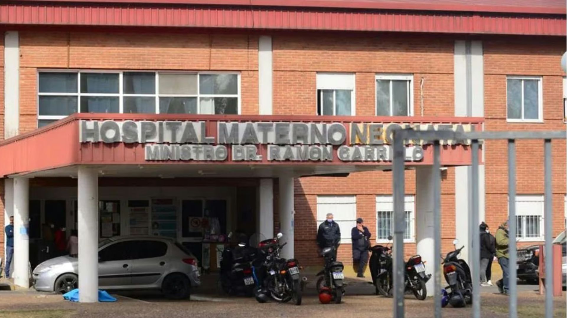 Un bebé de 27 días lucha por su vida con múltiples fracturas de cráneo: hay dos detenidos