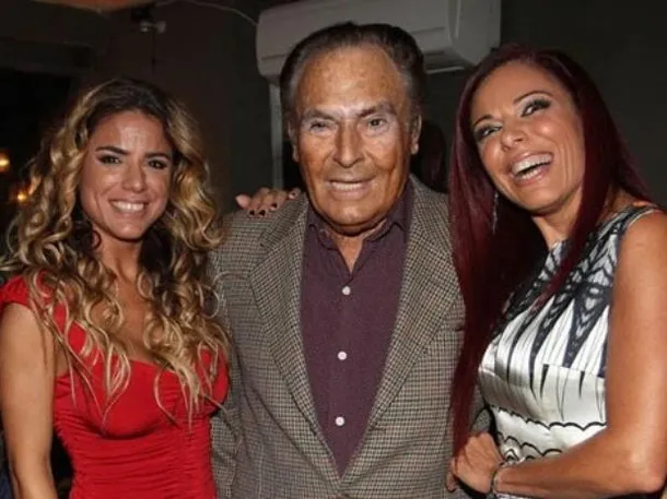 Marina Calabro con su hermana y su papá.