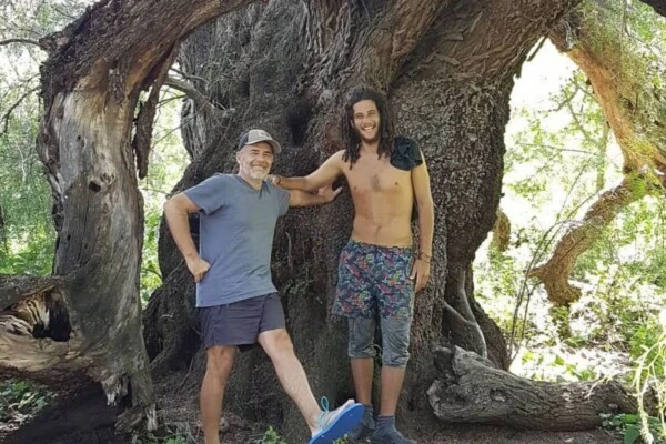 Julian con su hijo hace unos años.