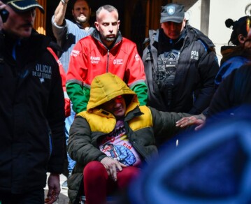 Así se descompensó el Pity Álvarez en pleno juicio: las fotos del traslado en ambulancia