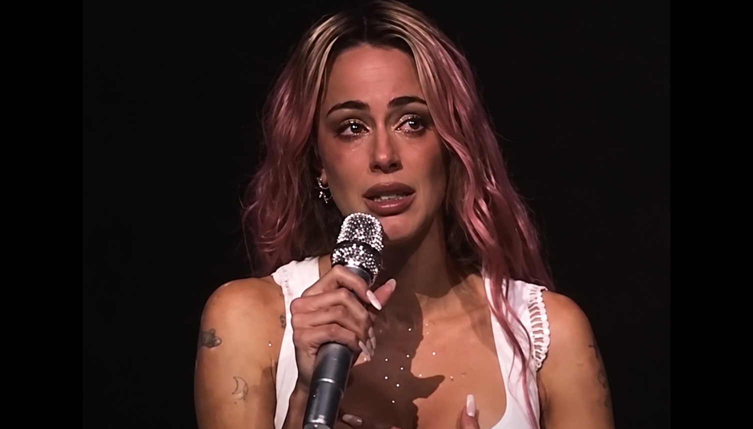 Al borde del llanto, Tini Stoessel habló por primera vez sobre el conflicto con sus padres: “Me están acompañando en un duelo”