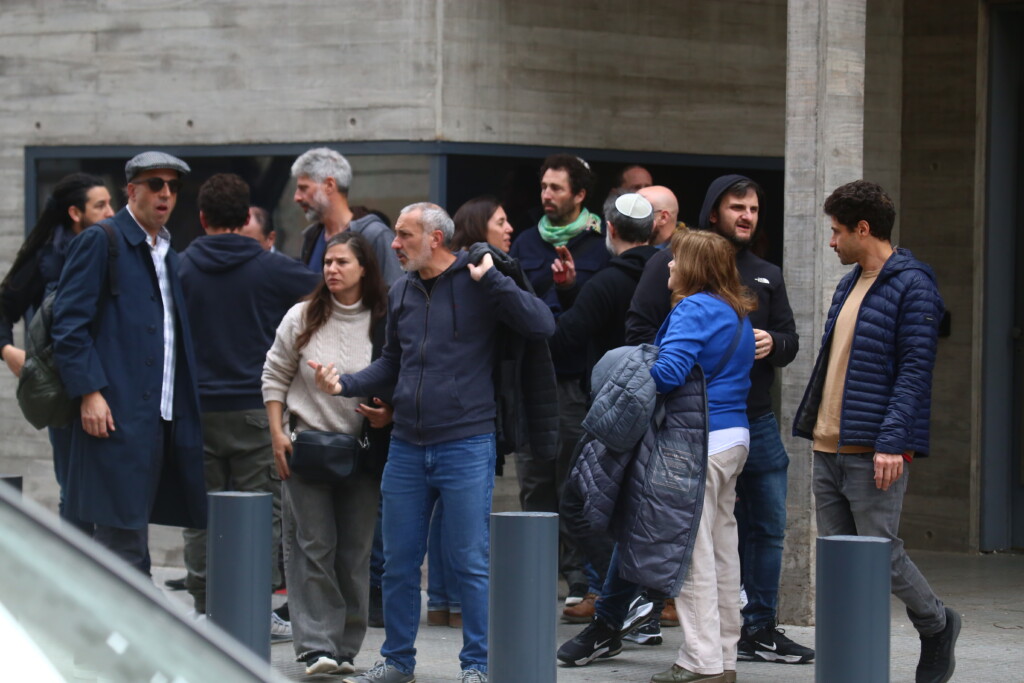 Familiares y amigos en el velorio de Chiche Gelblung.