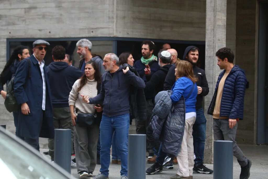 Familiares y amigos en el velorio de Chiche Gelblung.