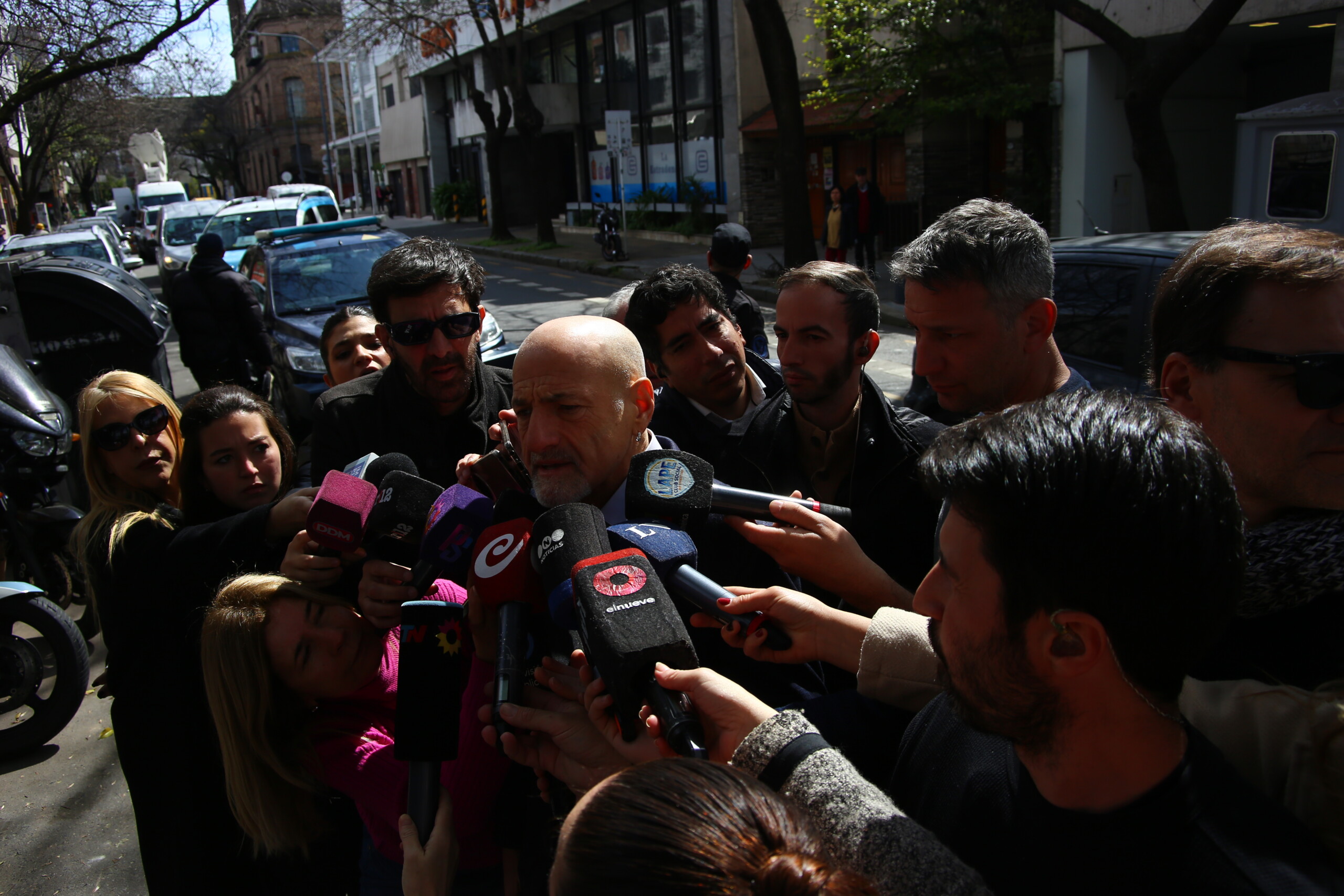 La llegada de Gustavo Sofovich al velorio.