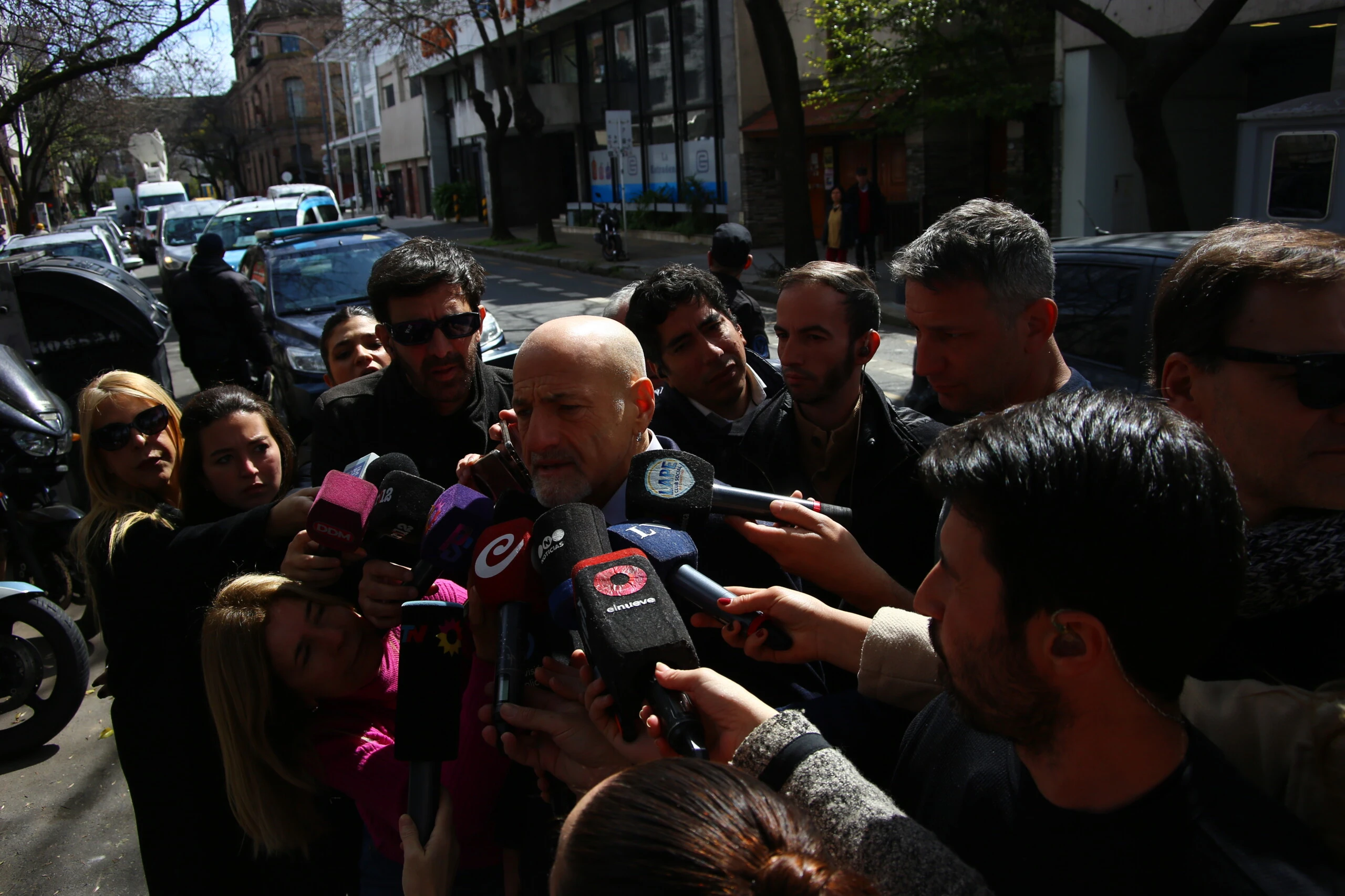 La llegada de Gustavo Sofovich al velorio.