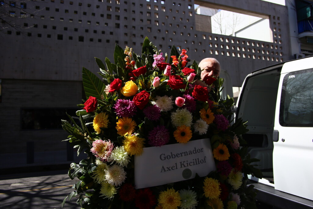 La corona enviada por Axel Kicillof.