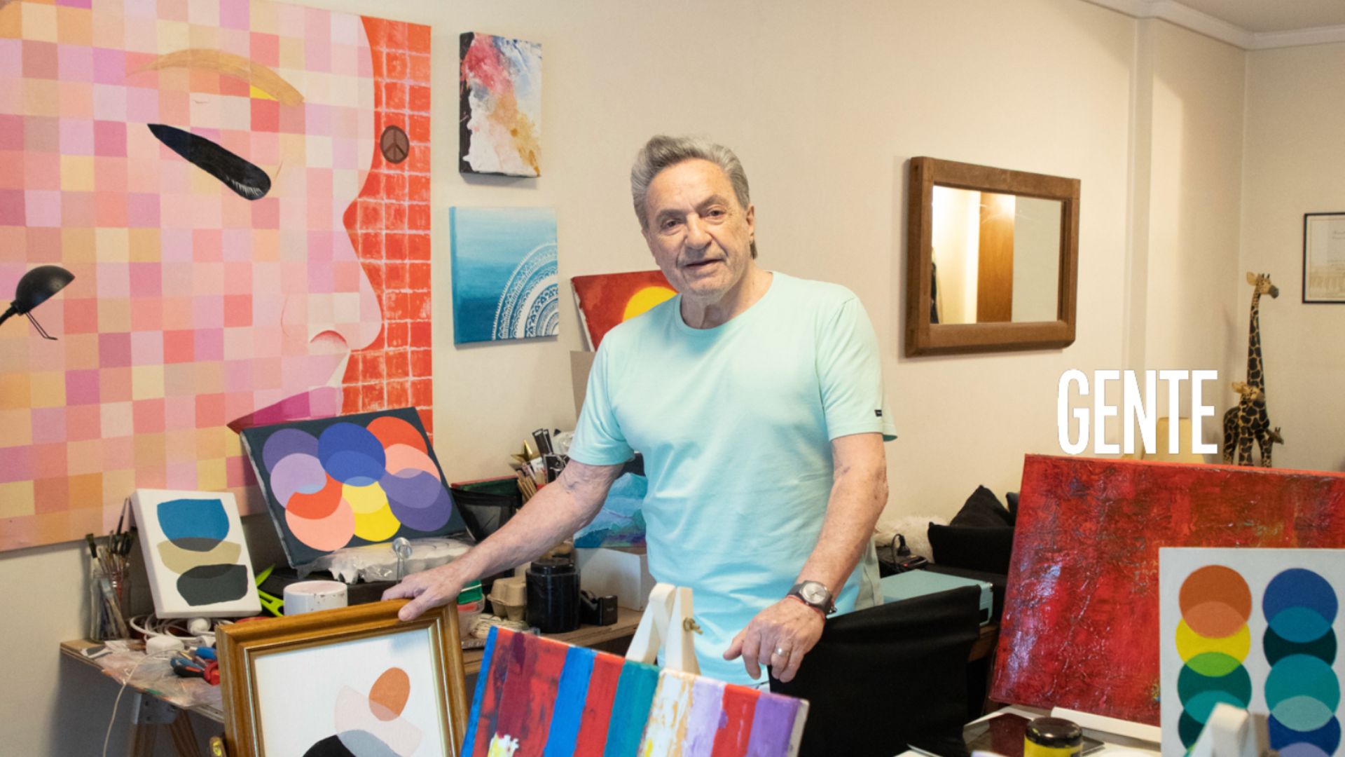 El día que Antonio Grimau abrió su casa a GENTE para compartir su intimidad y sus obras de arte
