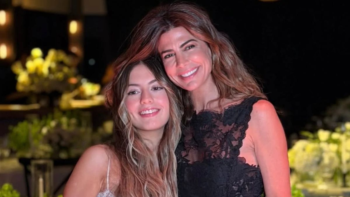 En fotos, las claves del glamoroso look de quinceañera de Antonia Macri: brillos, transparencias y peinado con ondas