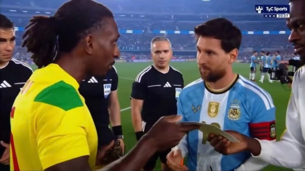 El exótico regalo que le dio el capitán de Benín a Messi en su despedida