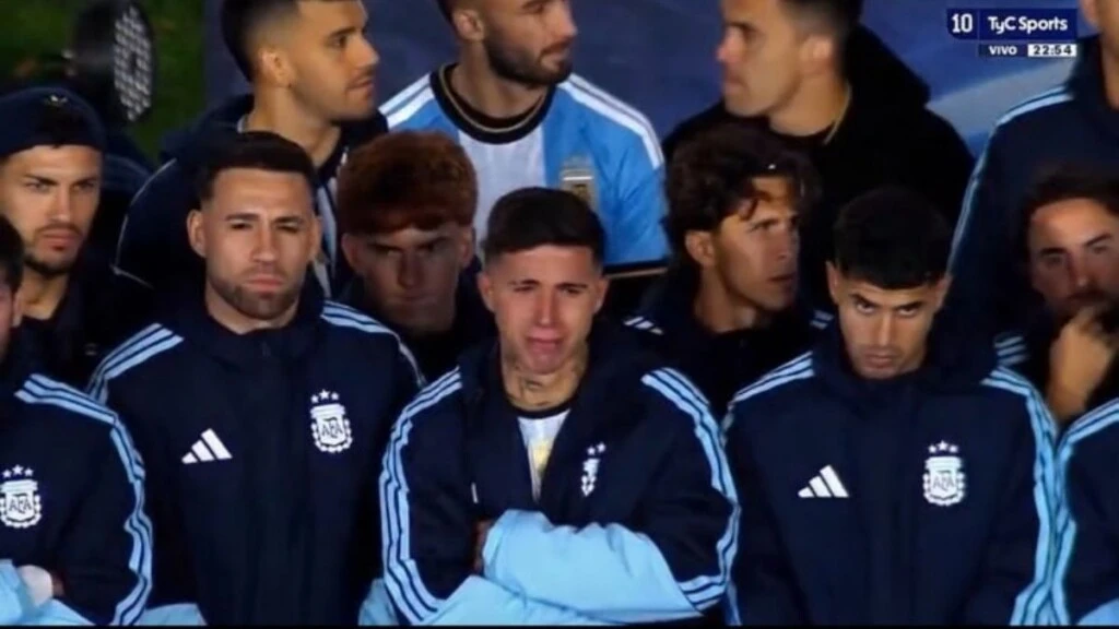 El desconsolado llanto de Enzo Fernández durante el discurso de despedida de Messi