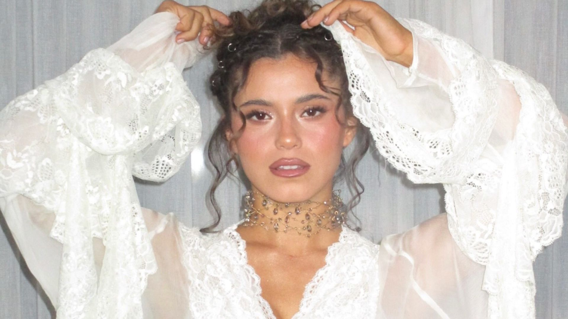 El look de inspiración nupcial y estética boho chic con el que Mora Bianchi celebró sus 22