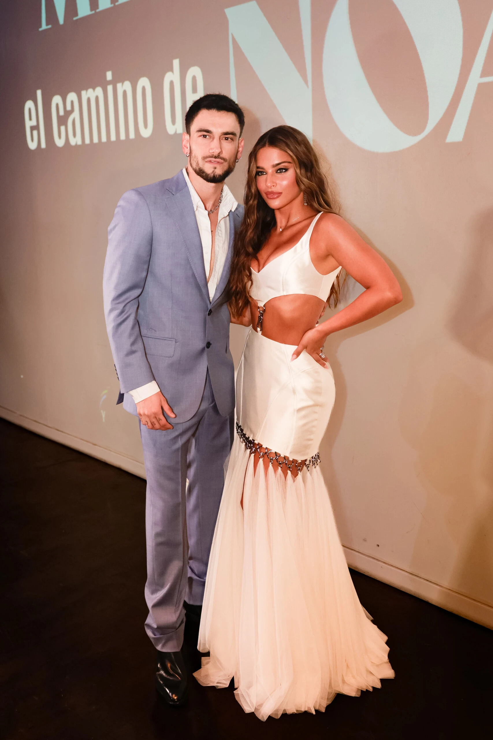 Traje pastel y blanco con recortes: los looks de Agus Bernasconi y Noa Kirel en el estreno de su nueva serie