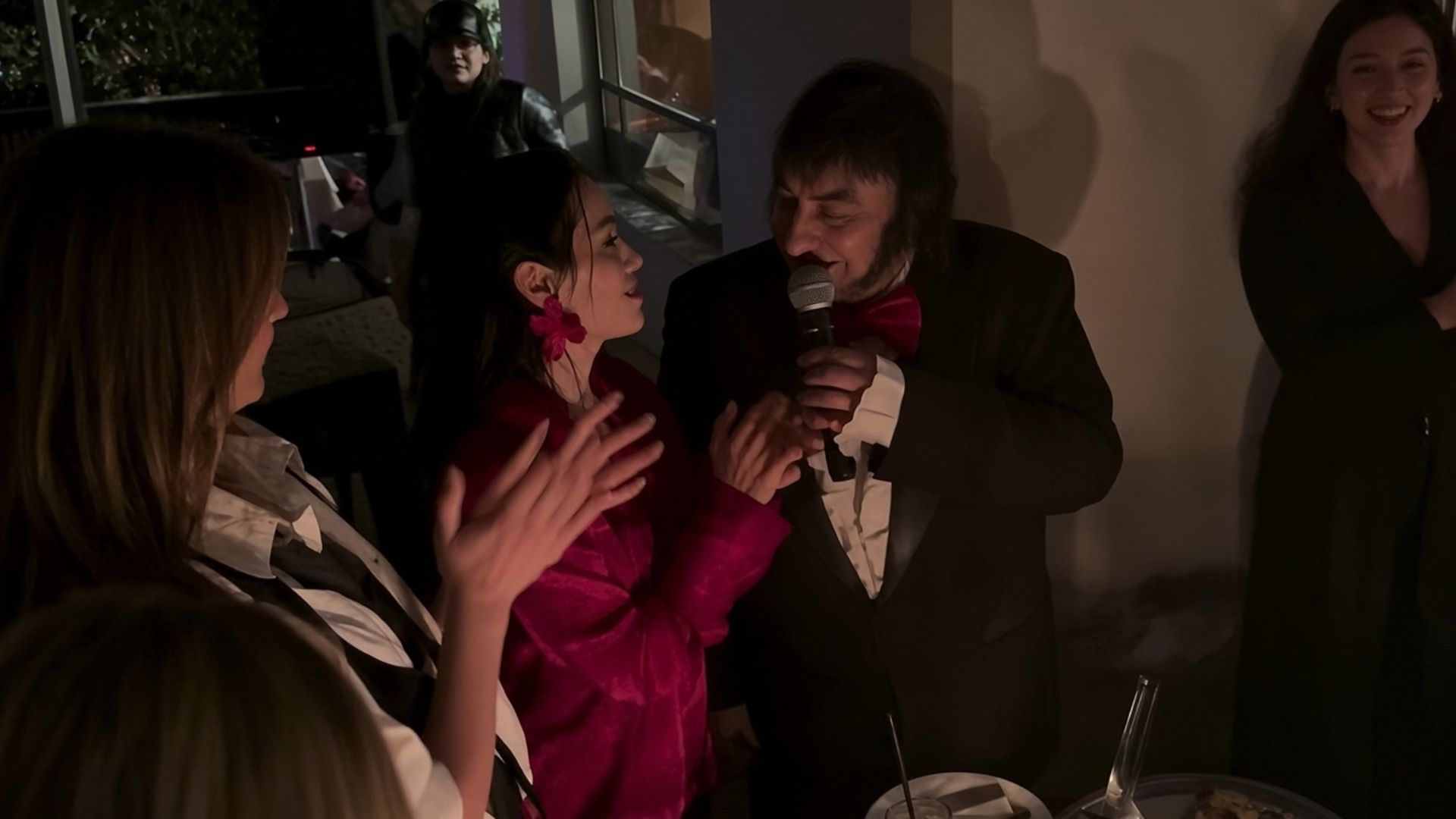 Quién es Juan Carlos Andrizzi, el cantante que sorprendió a Lali en su despedida de soltera