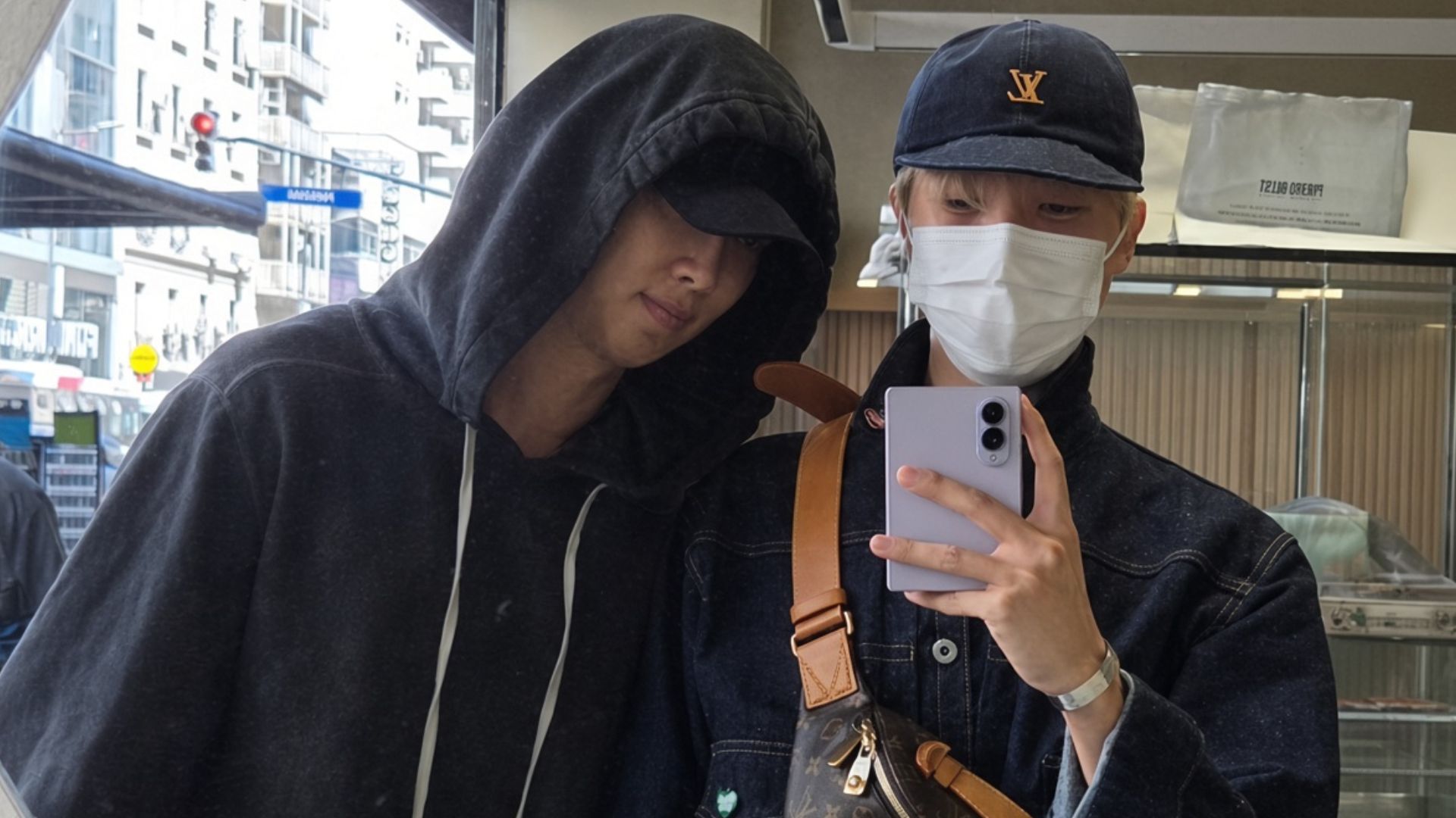 Sentados en la barra como dos porteños más: la foto inédita de RM y J-Hope de BTS en una cafetería de Avenida Corrientes, qué tomaron y cuánto cuesta