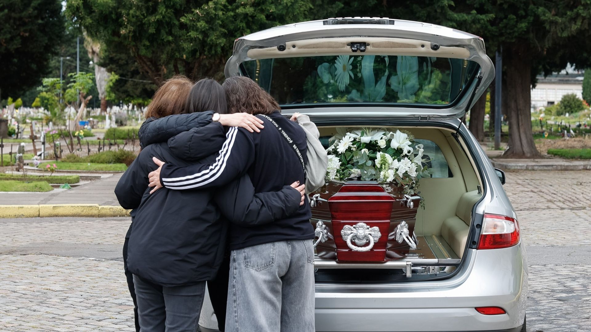 Las desgarradoras imágenes del último adiós a Antonio Grimau en el Cementerio de la Chacarita