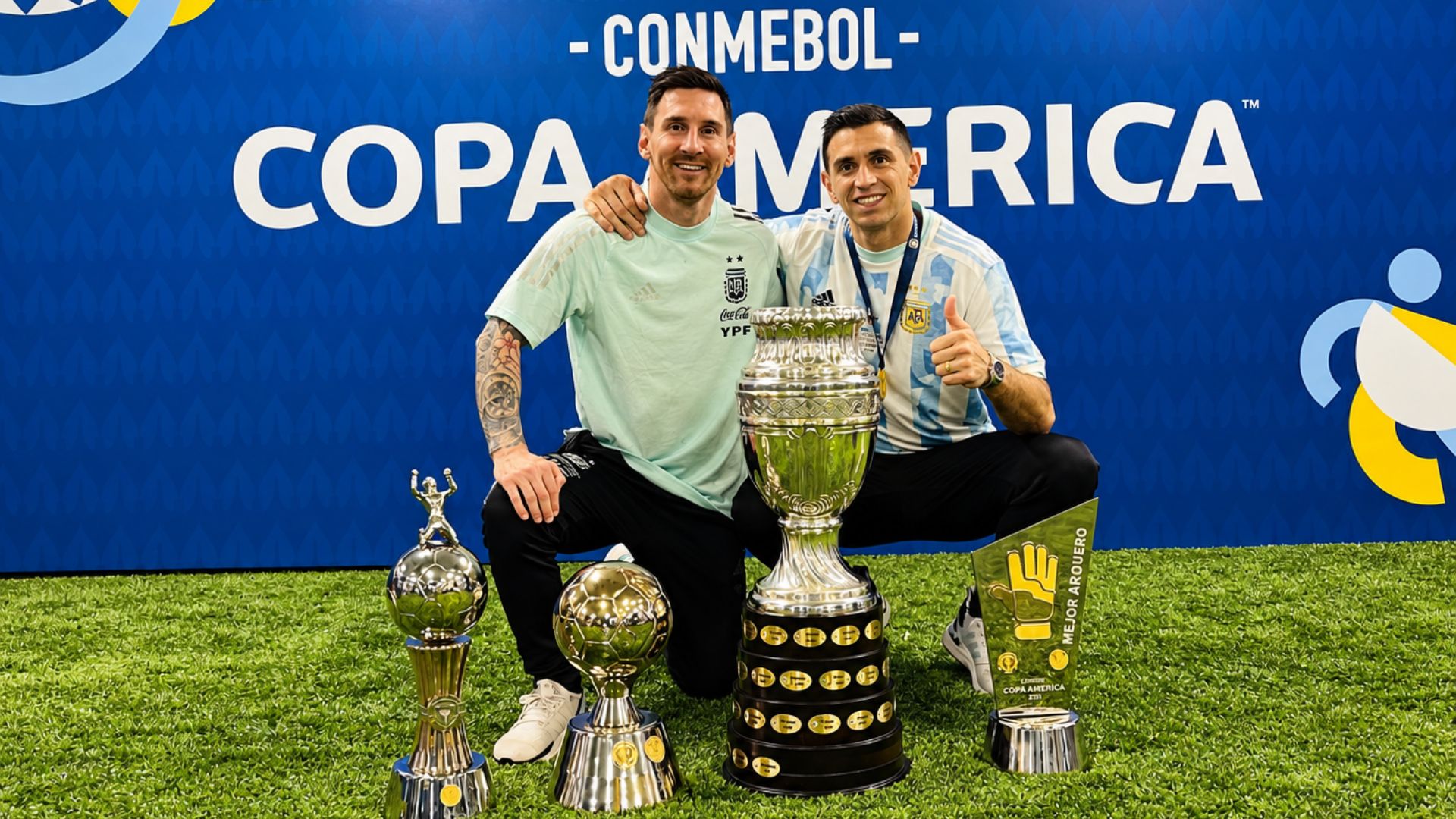 Dibu Martínez sorprendió con un cambio de look dedicado a Messi antes de su despedida de la Selección