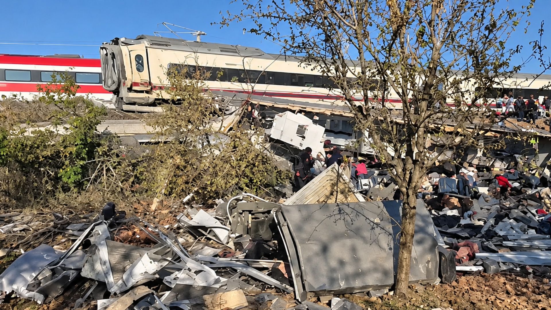 Tragedia en España: la principal hipótesis del choque de trenes en Toledo que dejó al menos 30 muertos y decenas de heridos