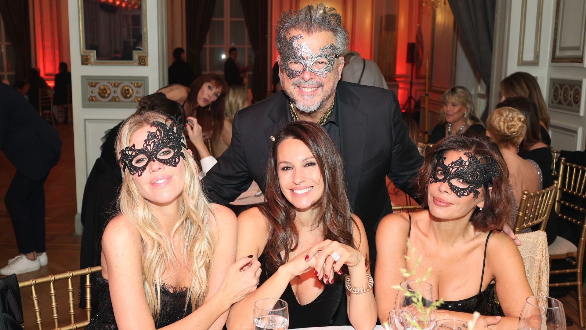 Antifaces de encaje, 15 tarotistas y el look de Pampita: las 27 fotos de "Hallowish", la gran gala de Make-A-Wish Argentina