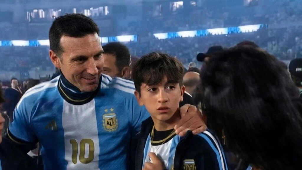 Qué se sabe de la charla entre Thiago Messi y Lionel Scaloni: un experto en lenguaje no verbal analizó el encuentro
