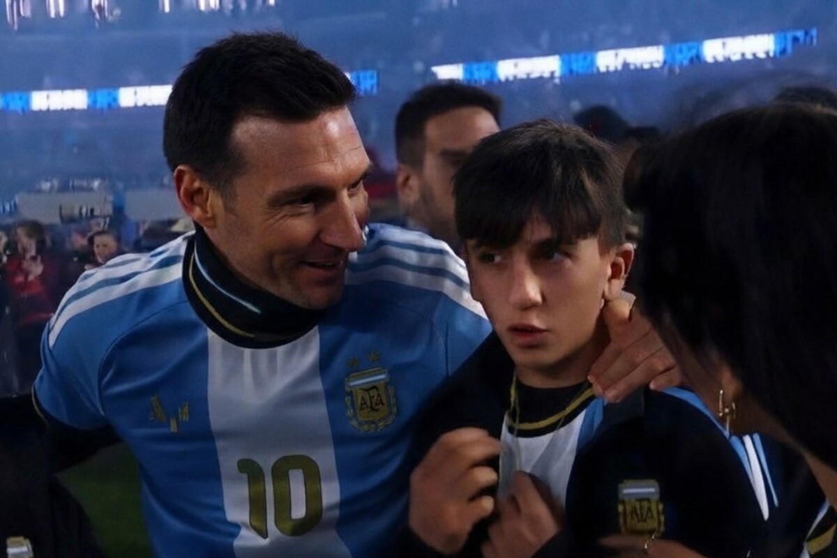 Qué se sabe de la charla entre Thiago Messi y Lionel Scaloni: un experto en lenguaje no verbal analizó el encuentro