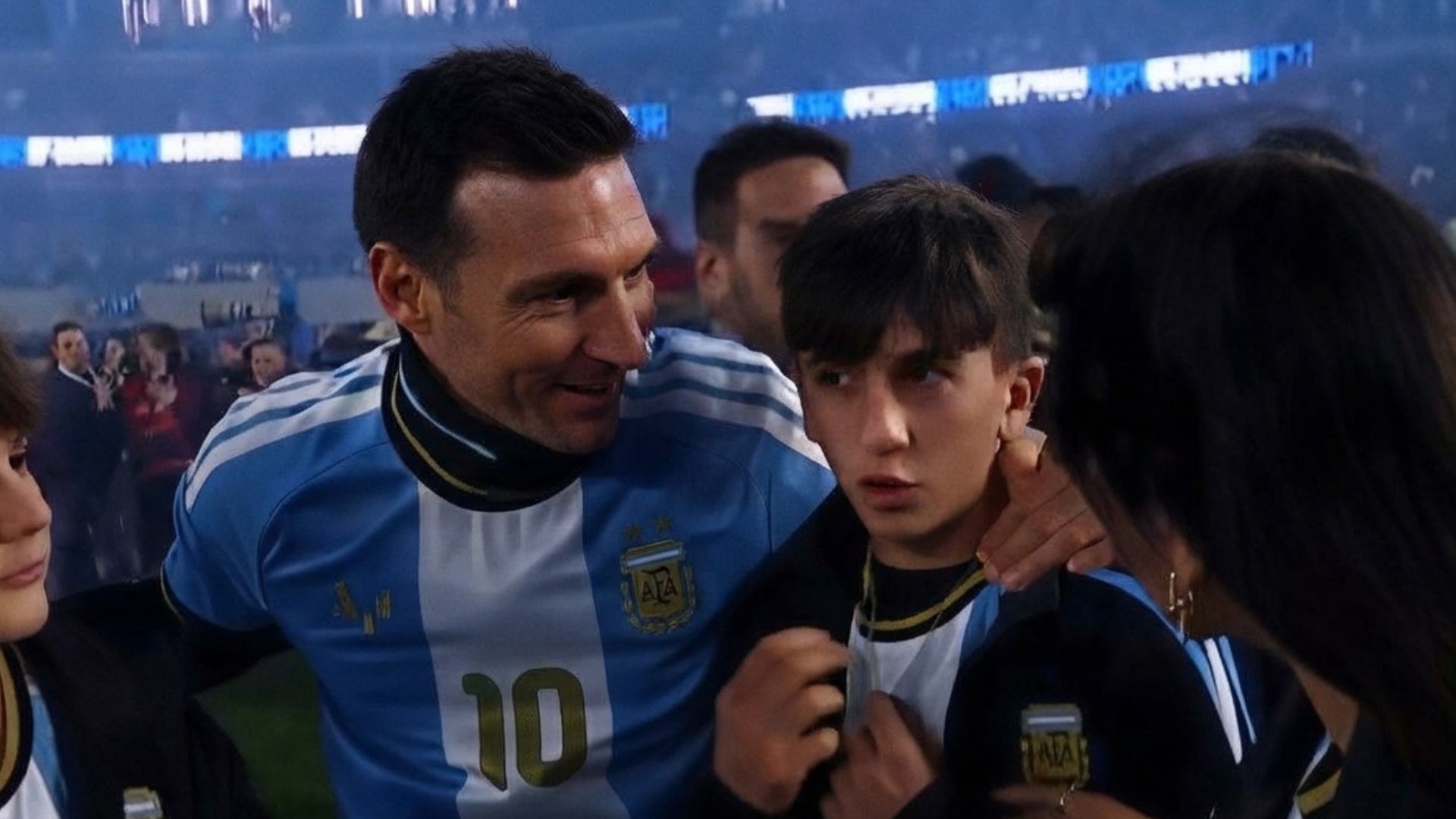 Qué se sabe de la charla entre Thiago Messi y Lionel Scaloni: un experto en lenguaje no verbal analizó el encuentro