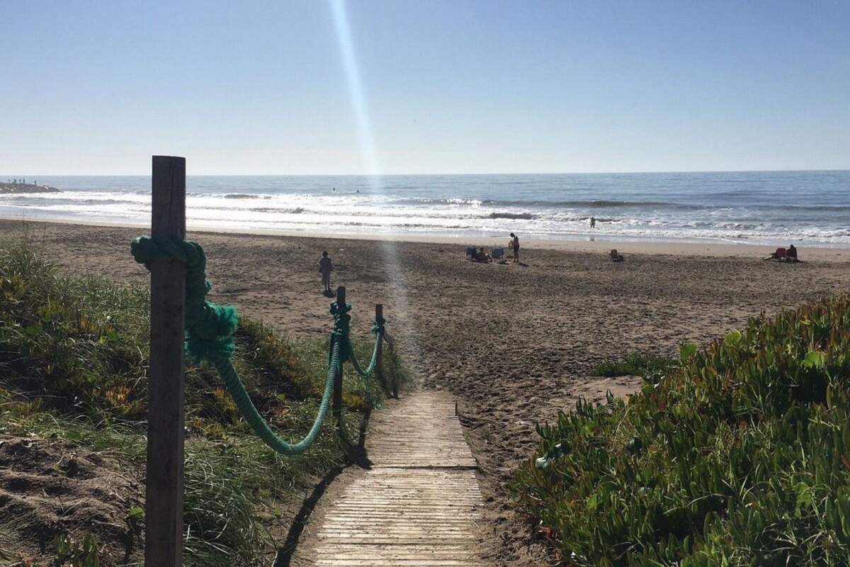 El pueblo bonaerense con playas casi vírgenes, una reserva forestal de 300 hectáreas y calles de película