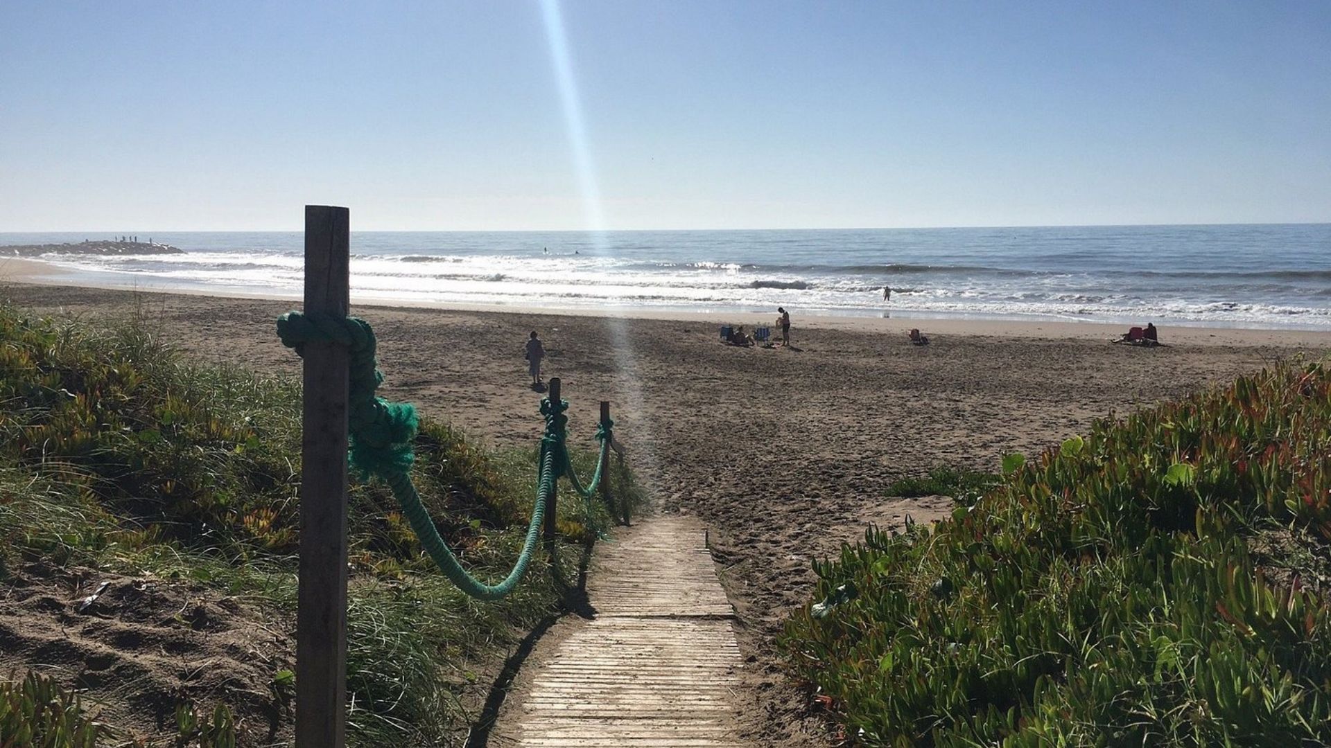El pueblo bonaerense con playas casi vírgenes, una reserva forestal de 300 hectáreas y calles de película