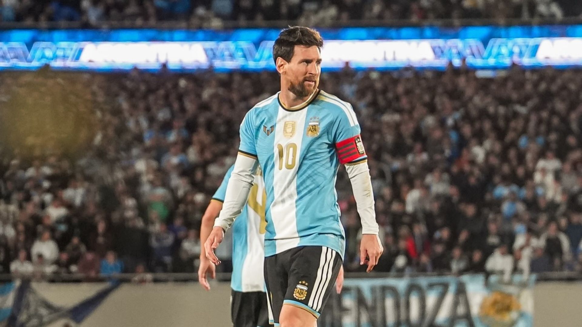 Homenaje a Lionel Messi: la inesperada aparición que generó rechazo en el Monumental