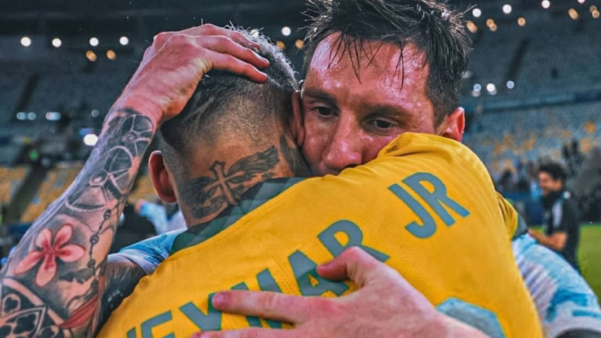 Dibu Martínez sorprendió con un cambio de look dedicado a Messi antes de su despedida de la Selección
