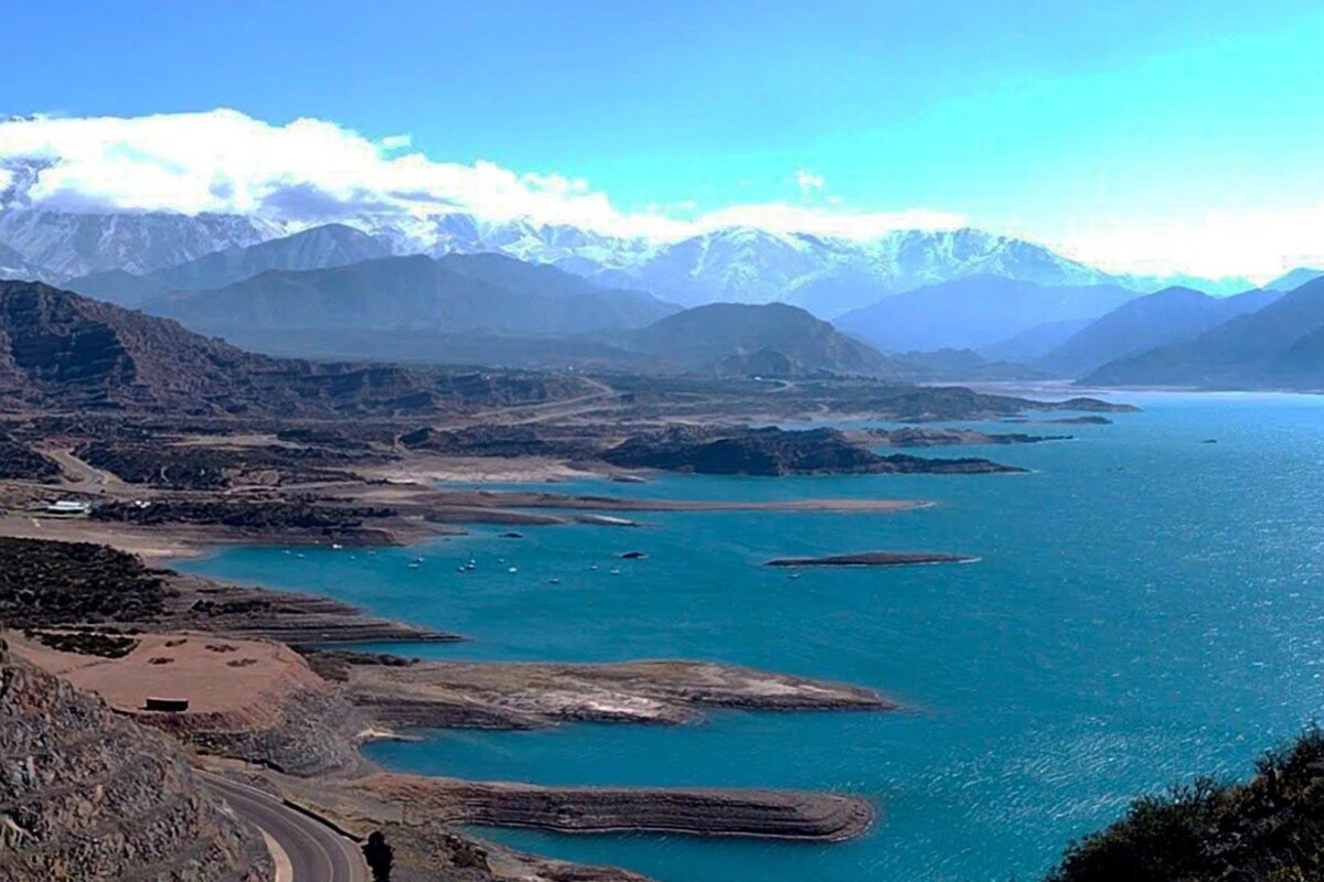 Tiene un lago de 1500 hectáreas: el pueblo argentino que sorprende con aguas turquesas y aventura