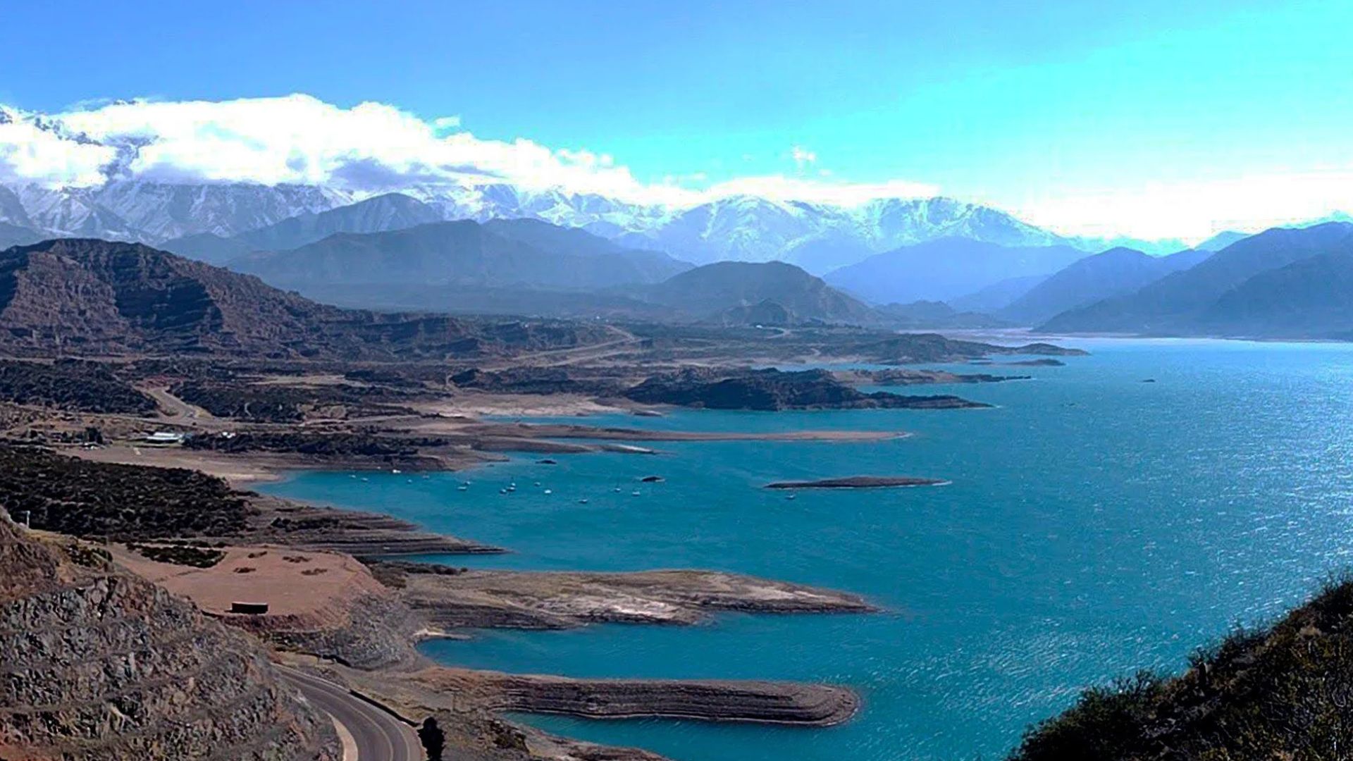 Tiene un lago de 1500 hectáreas: el pueblo argentino que sorprende con aguas turquesas y aventura
